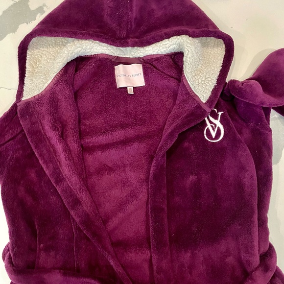 Victoria's Secret Robe!!! - Picture 2 of 3